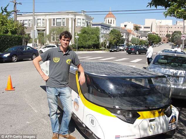 Empresa cria carro movido a energia solar