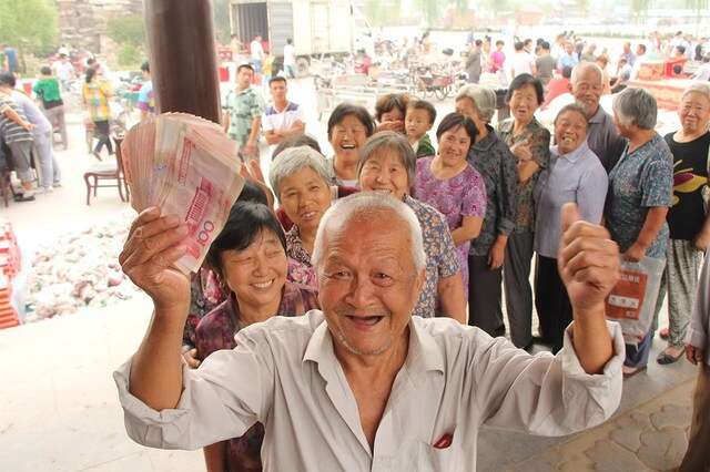 Empresário distribui 300 mil reais como presente para idosos