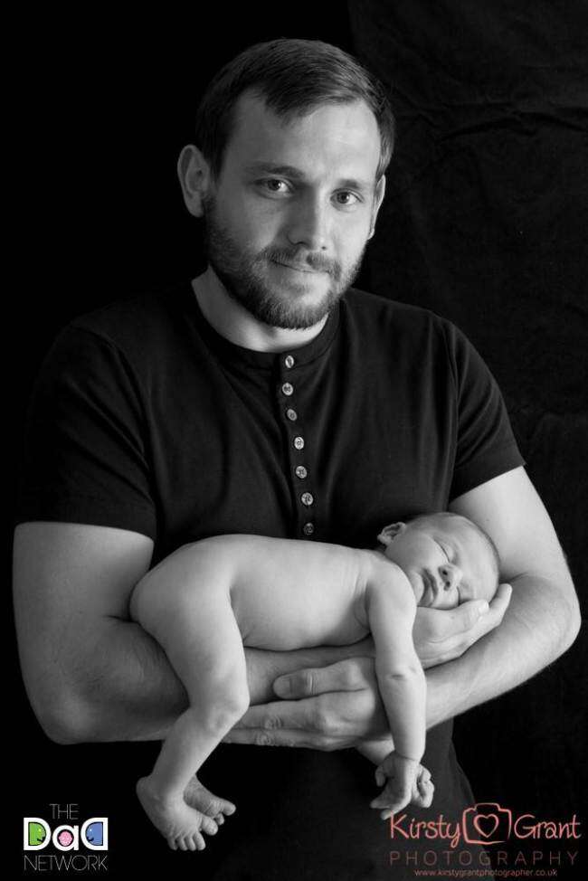 Fotógrafo captura momento inusitado em que bebê recém-nascido defeca nos braços de pai