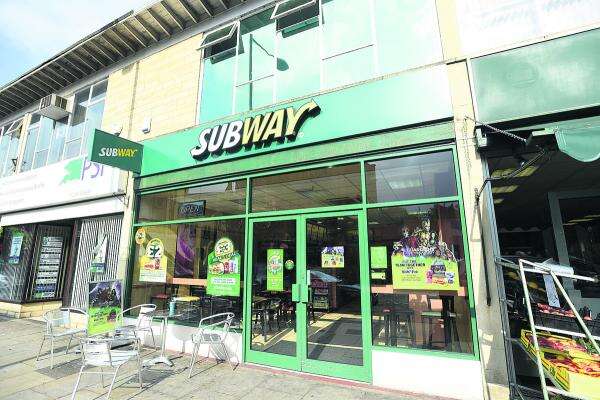 Funcionário do Subway rouba dinheiro para pagar implante de silicone da namorada