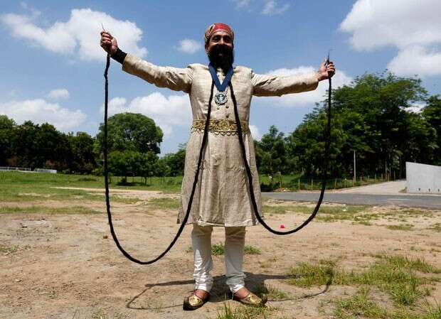 Homem indiano bate recorde mundial ao ostentar bigode de quase 5,5 metros