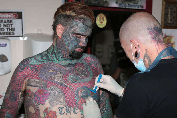 Homem mais tatuado da Grã-Bretanha remove os mamilos