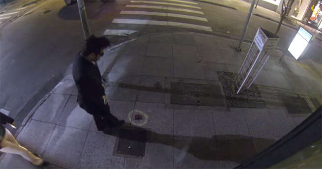 Homem mostra como deixar uma carteira jogada na rua sem que ninguém mexa