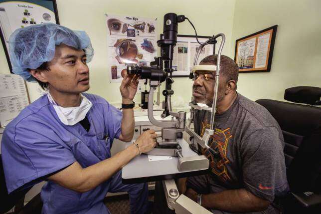 Homem faz tatuagem no globo ocular