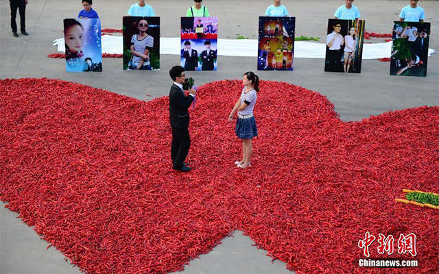 Homem propõe namorada em casamento com enorme coração feito de pimentas