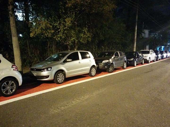 Imagem de carros estacionados em ciclovia causa polêmica