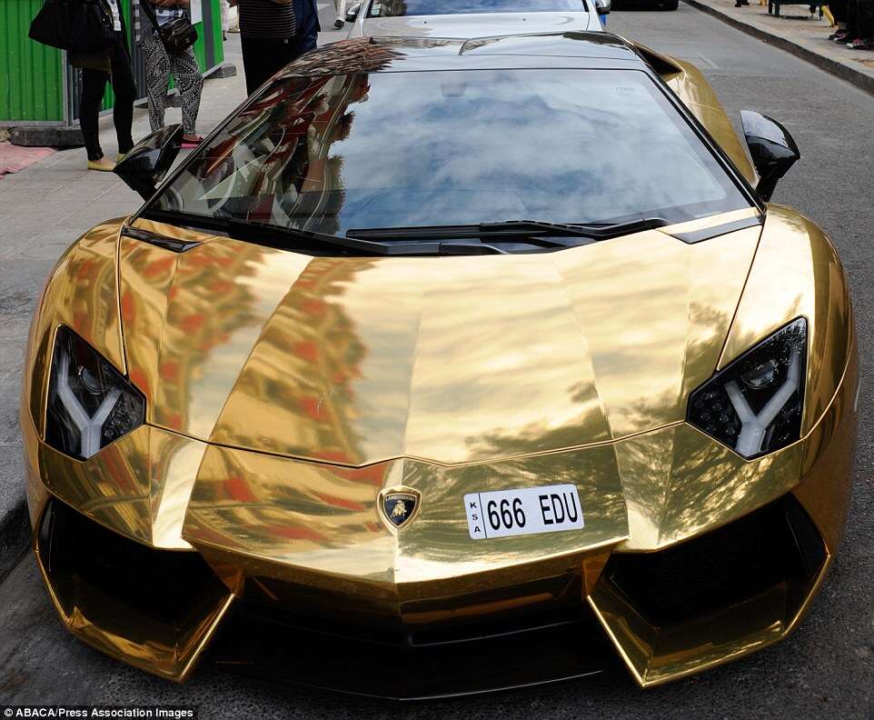 Lamborghini de ouro é flagrada nas ruas de Paris