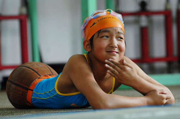 Menina que vive com bola de basquete presa supera deficiência e se torna campeã em natação