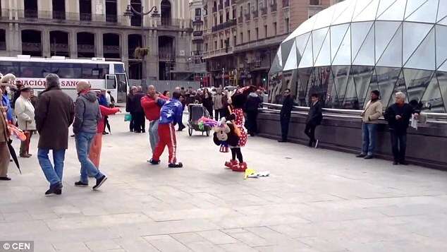 Mickey e Minnie perdem a paciência e partem pra briga em praça na Espanha
