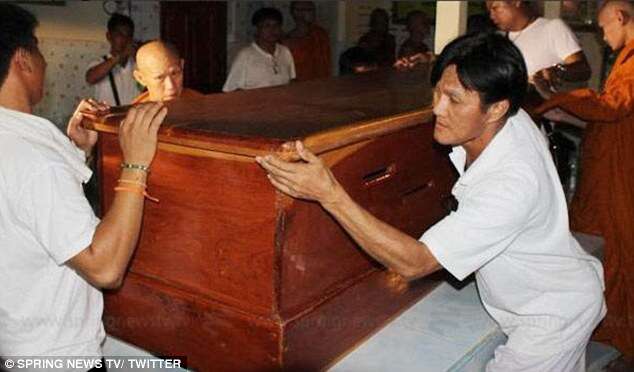 Monge budista se tranca dentro de caixão para meditar