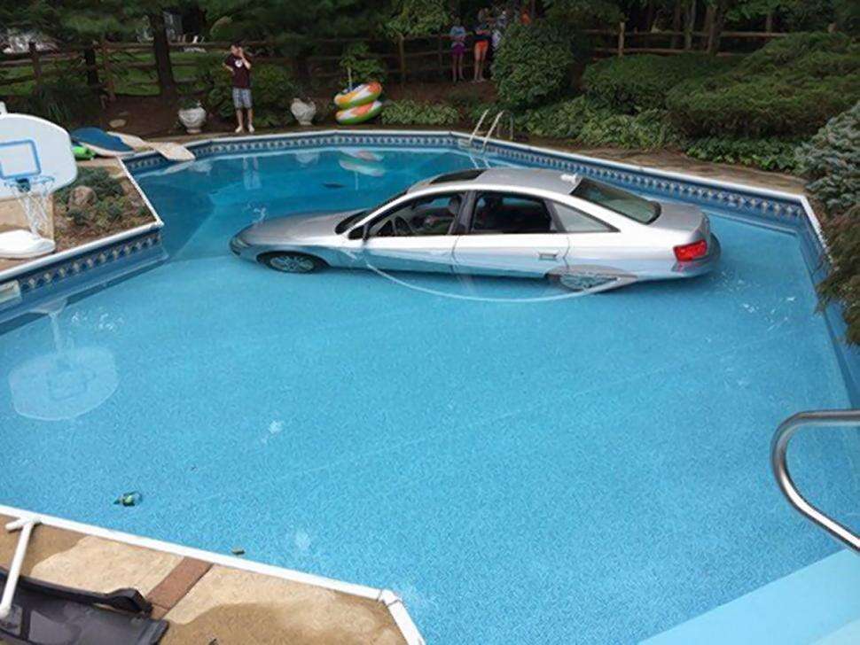 Motorista pisa no acelerador ao tentar frear e joga carro dentro de piscina