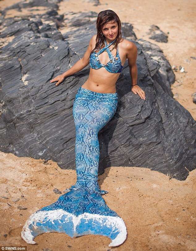 Mulher ganha a vida se transformando em sereia 