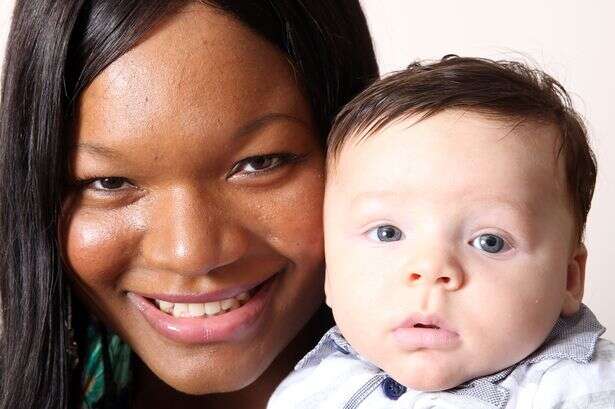 Mulher negra dá à luz bebê branco com olhos azuis