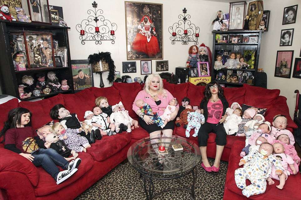 Mulher obcecada por boneca usa cabelo de próprios filhos para confeccioná-las