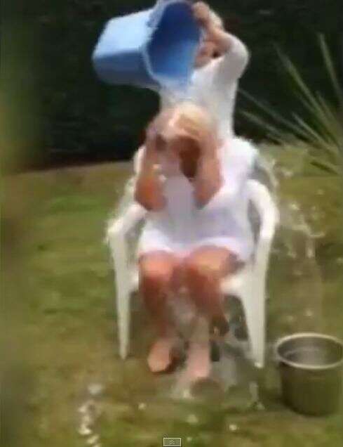 Mulher quase quebra pescoço depois de cumprir desafio do balde de gelo