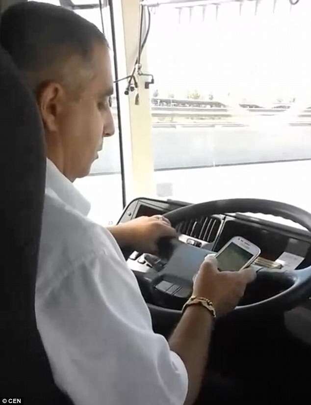 Passageiros gravam vídeo mostrando motorista dirigindo ônibus enquanto usa WhatsApp