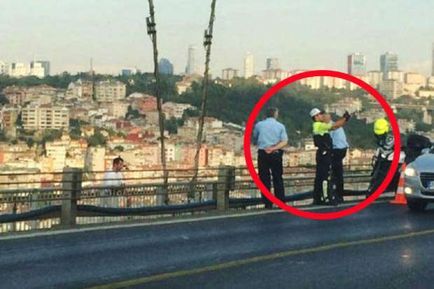 Policial tira selfie na frente de suicida