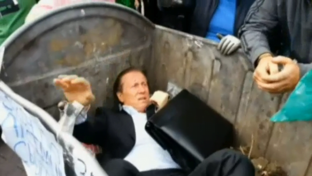 Político ucraniano é jogado em lata de lixo