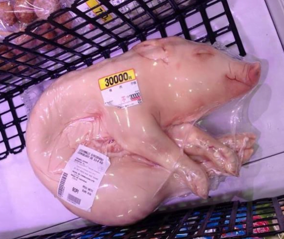 Supermercado causa polêmica após imagem de porco inteiro embalado em plástico