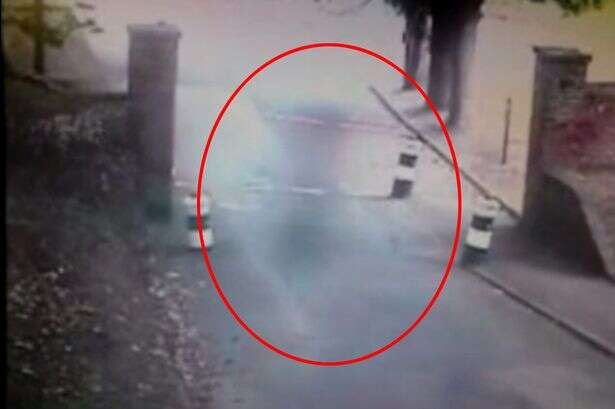Vídeo mostra suposto fantasma flutuando na entrada de um castelo antigo.