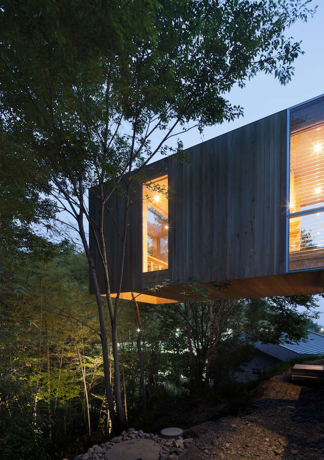 Arquiteto constrói casa suspensa inspirada na natureza