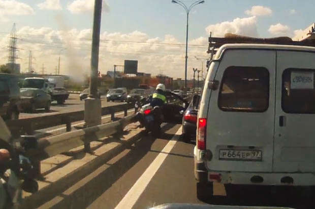 Assista ao momento em que motorista abre porta de carro em rodovia e derruba policial