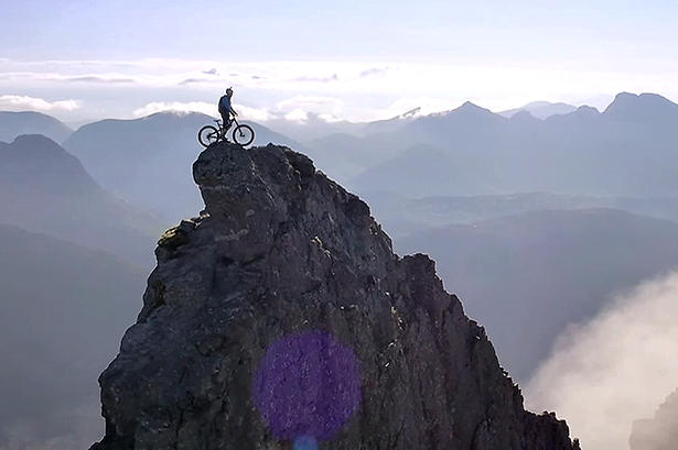 Assista o momento em que ciclista desce montanha em cima de bicicleta