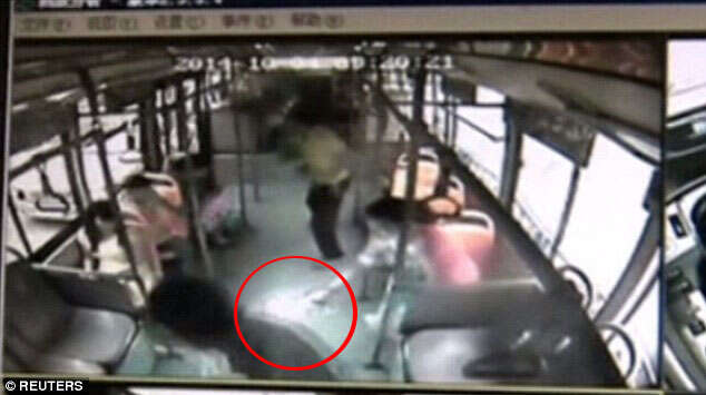 Câmera de segurança em ônibus flagra exato momento em que telefone celular de passageira explode