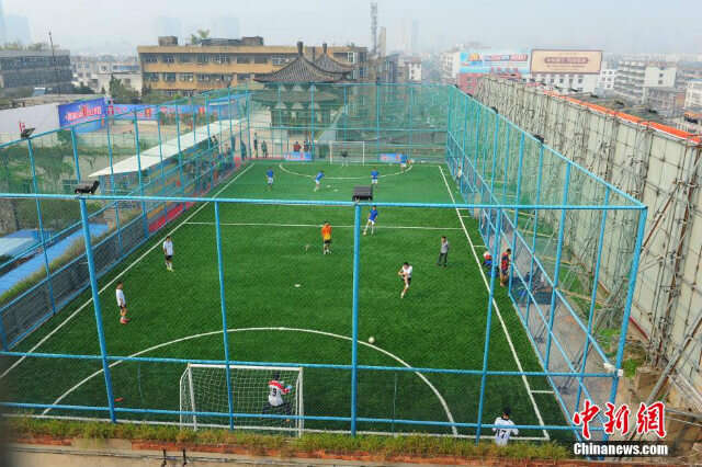 Campo de futebol é construído no topo de prédio