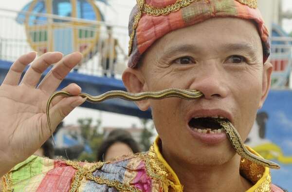 Chinês coloca cobras vivas pelo nariz e as retira pela boca