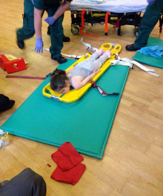 Criança com suspeita de fratura fica deitada de bruços por horas a espera de ambulância