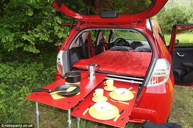 Empresa lança kit do tamanho de mala que permite colocar cama, mesa, cadeiras e fogão dentro do carro