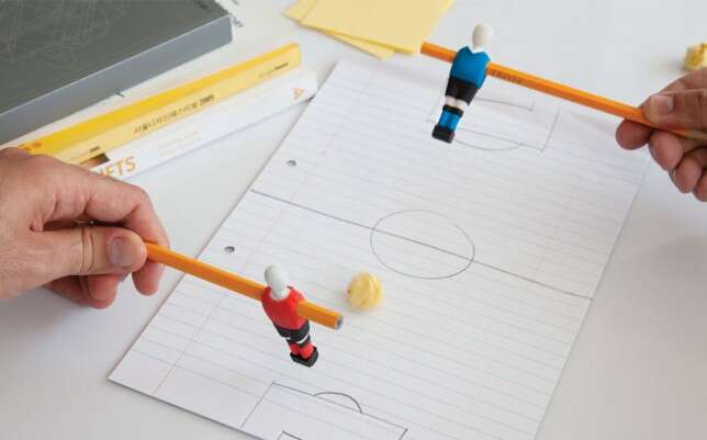 Empresa lança kit de pebolim apenas com caderno e lápis