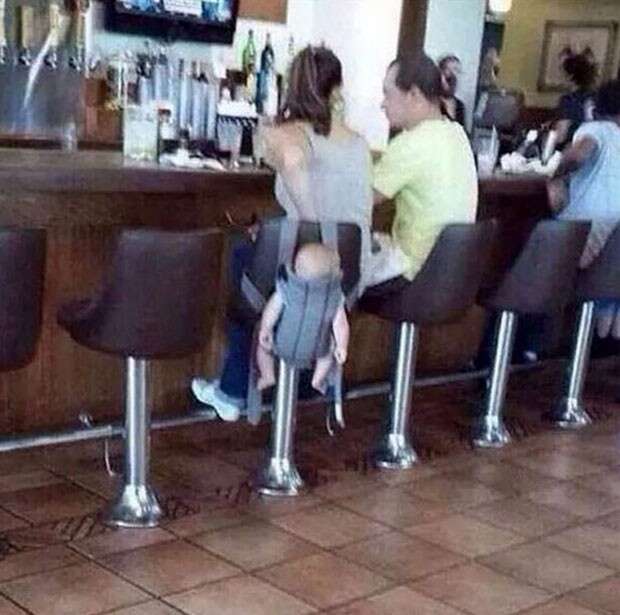 Foto de bebê pendurado em cadeira por bolsa canguru em bar causa polêmica
