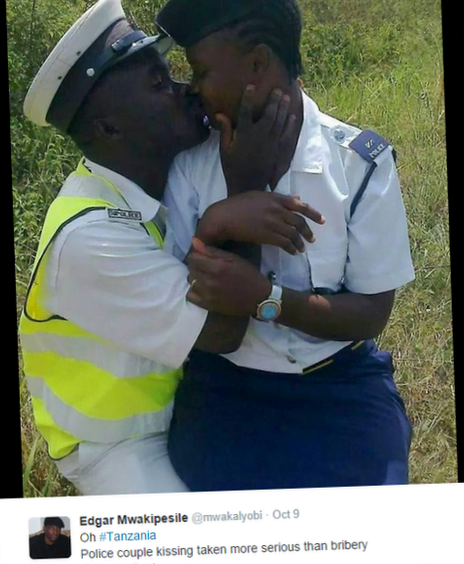 Foto de policiais se beijando causa demissão dos oficiais