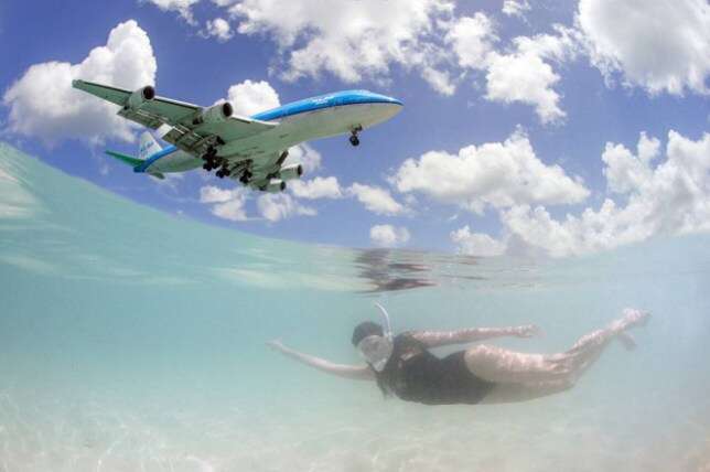 Fotógrafo brasileiro captura imagens incríveis de aviões perto do mar