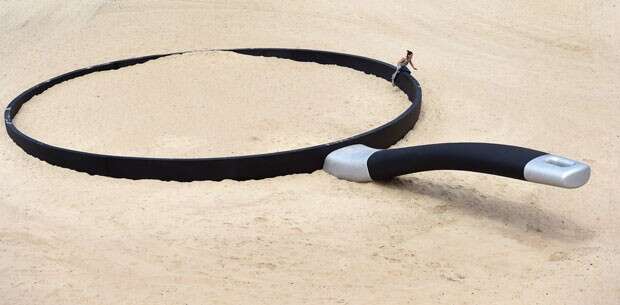 Frigideira gigante é instalada em praia na Austrália