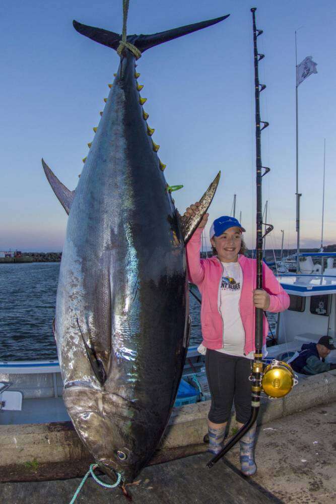 Garota de 12 anos fisga atum de 280 quilos