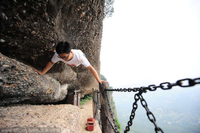 Homem sem as pernas se torna alpinista na China
