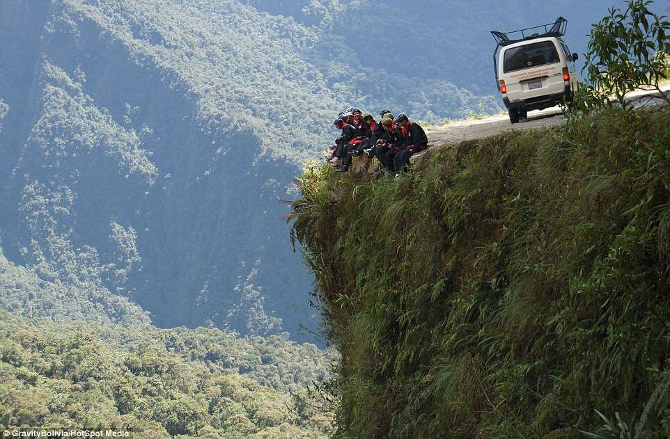 Imagens mostram estrada perigosíssima em enorme serra na China