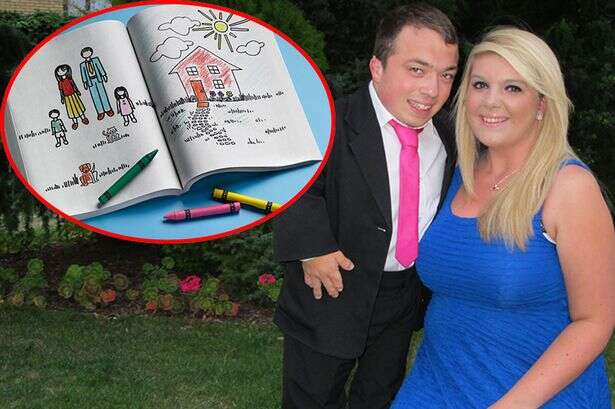 Anão recebe livro de colorir de garçonete ao ser confundido com criança