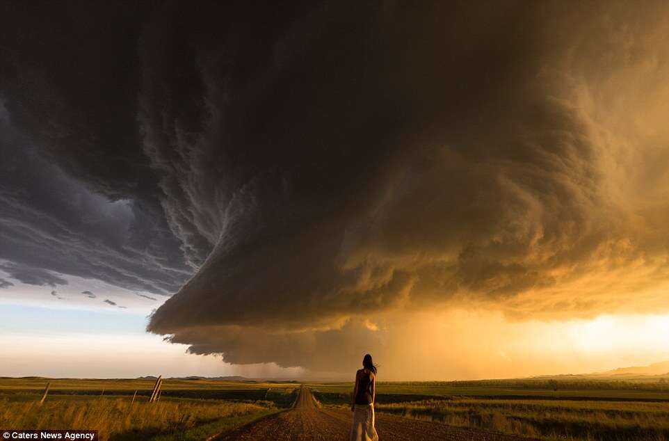 Marido fotografa esposa em meio a tempestades e imagens fazem sucesso na web