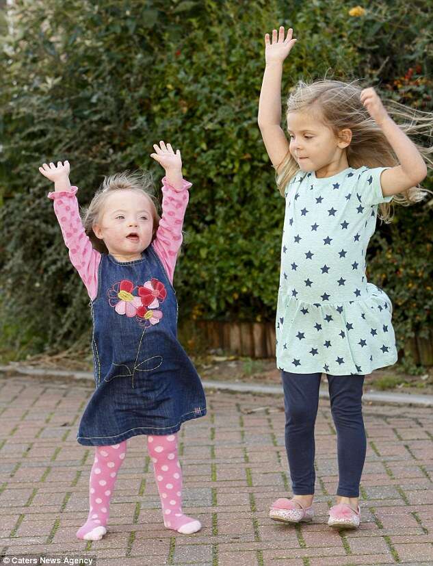 Menina de 2 anos, com síndrome de Down, aprende a falar, andar e dançar precocemente