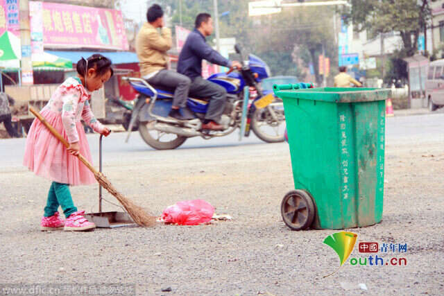 Menina de 5 anos é fotografada varrendo rua