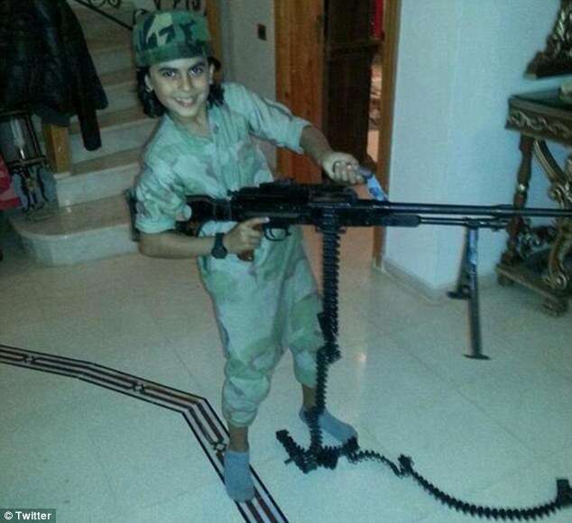 Menino de 10 anos morre ao ir com o pai para batalha na Síria