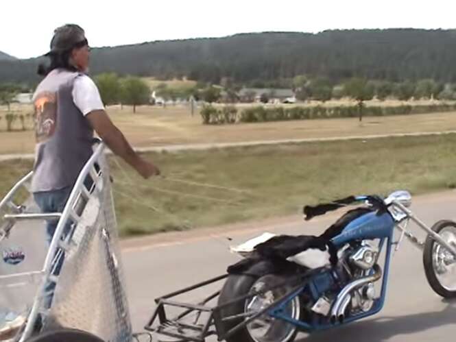 Motoqueiro transforma sua moto em carruagem