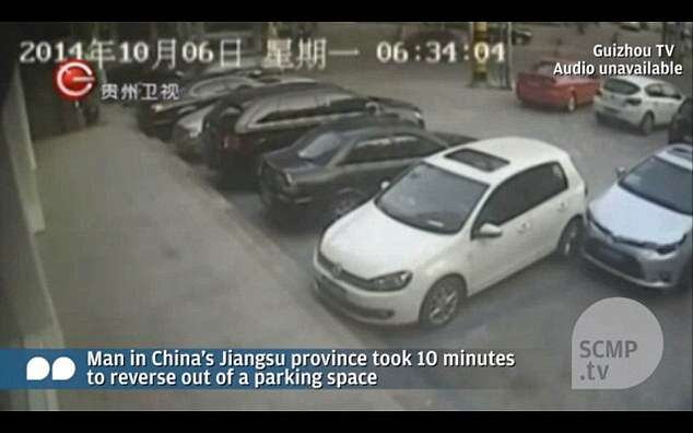 Motorista passa 10 minutos tentando tirar carro de estacionamento