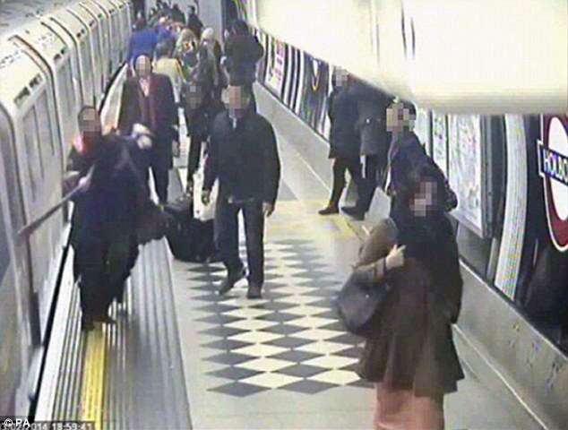 Mulher é arrastada após cachecol ficar preso em porta de metrô