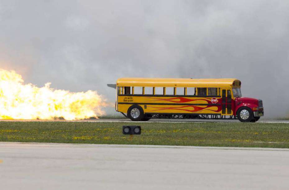 Ônibus escolar quebra recorde ao atingir 587 Km/h