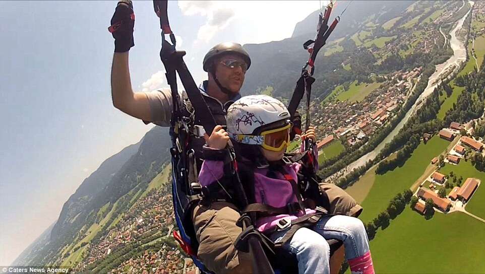 Pai causa polêmica ao voar de parapente com filha